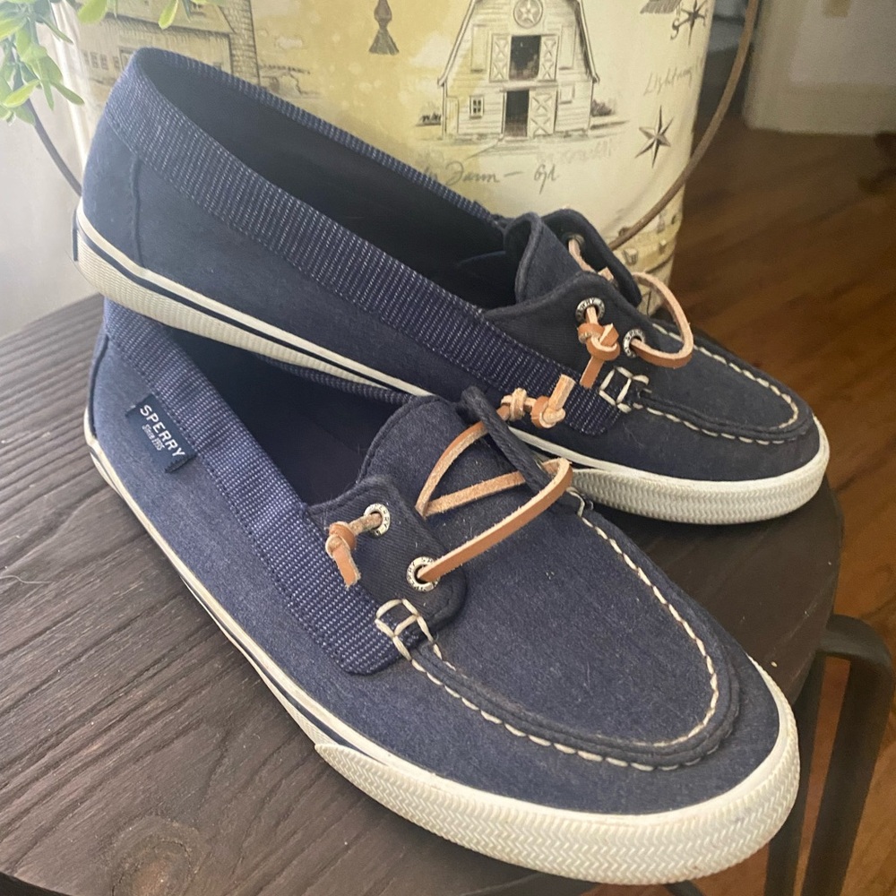 Women’s Sperry loafers~Size8~Navy~good condition